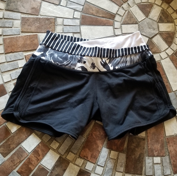 Lululemon Astro Black White Design Shorts Sz 4 EUC - Picture 1 of 10